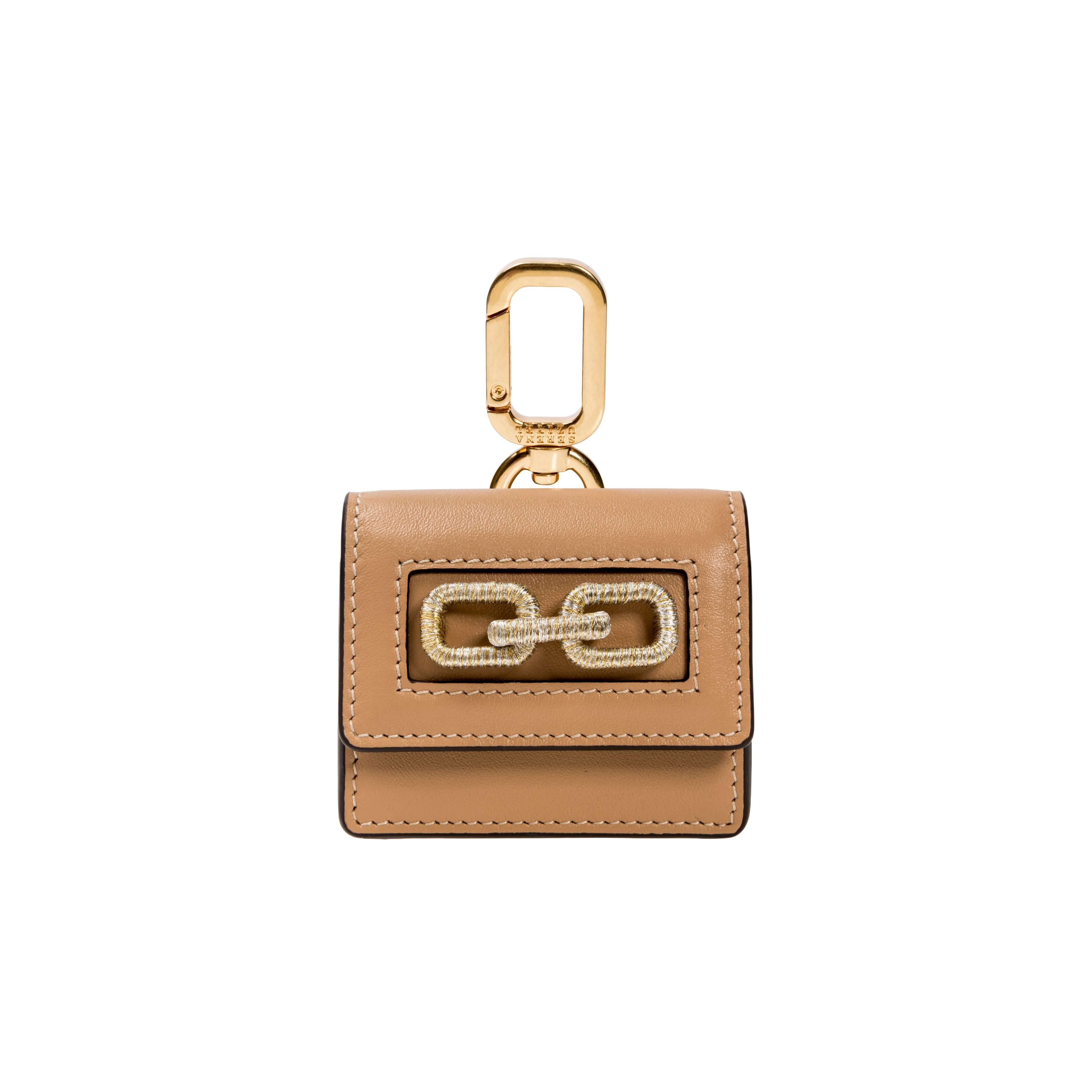 Catena Notte Cappucino AirPods case in chic caramel color with gold hardware and decorative chain detail.