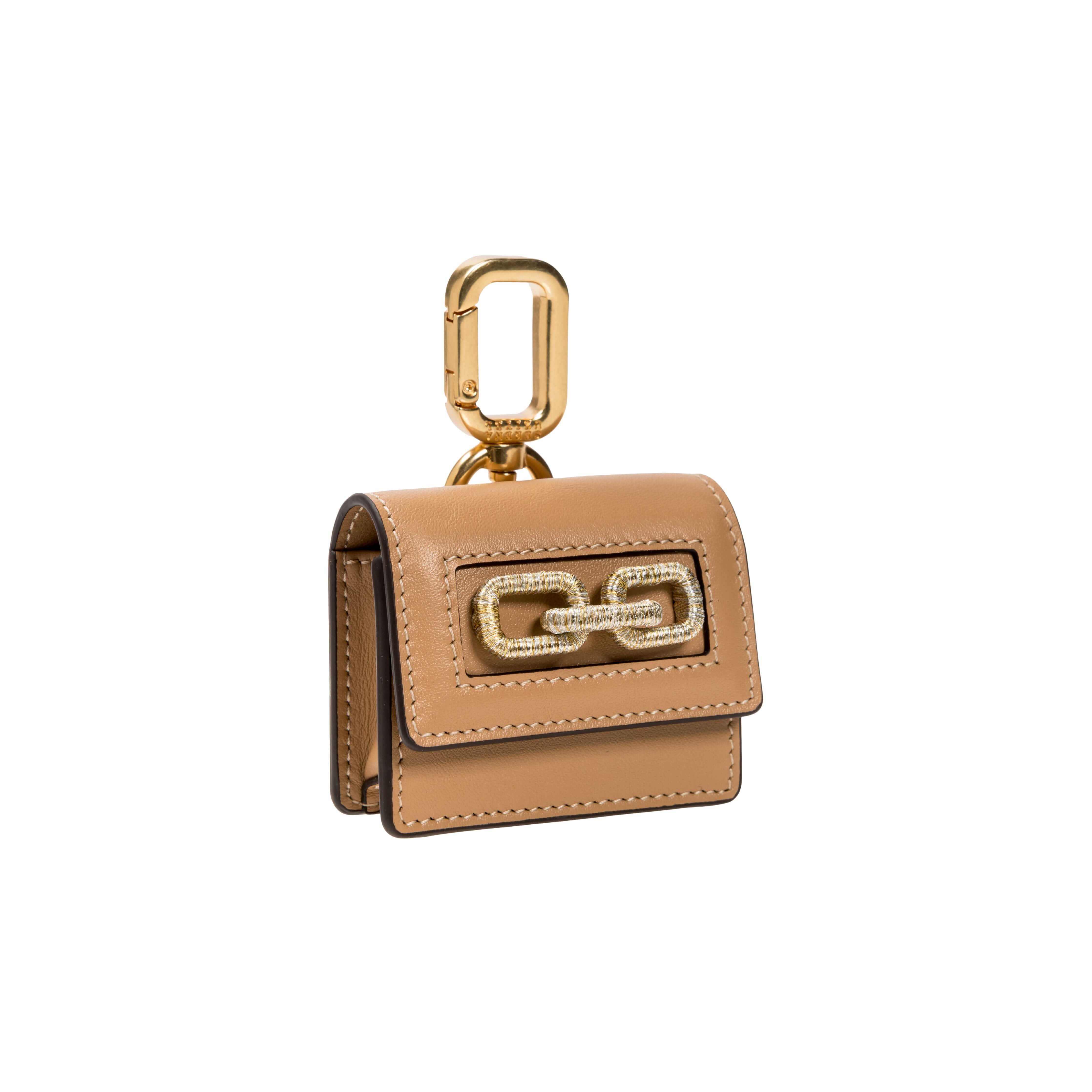 Catena Notte cappuccino AirPods case with a chic gold chain detail and a stylish clasp, perfect for trendy earbuds.