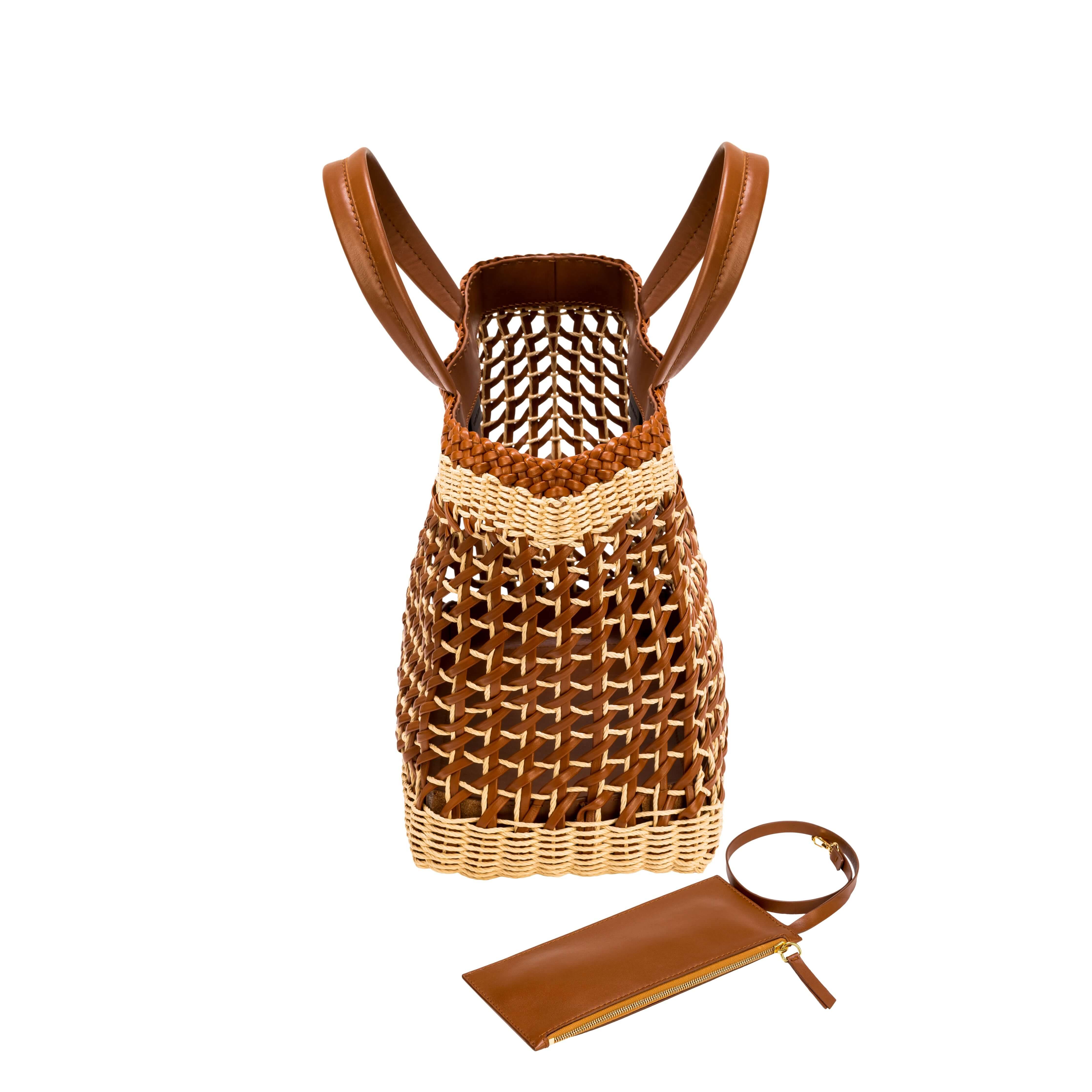 Almeria Camello Large Tote Bag made of raffia with brown leather trim and detachable wallet, perfect for stylish travel.