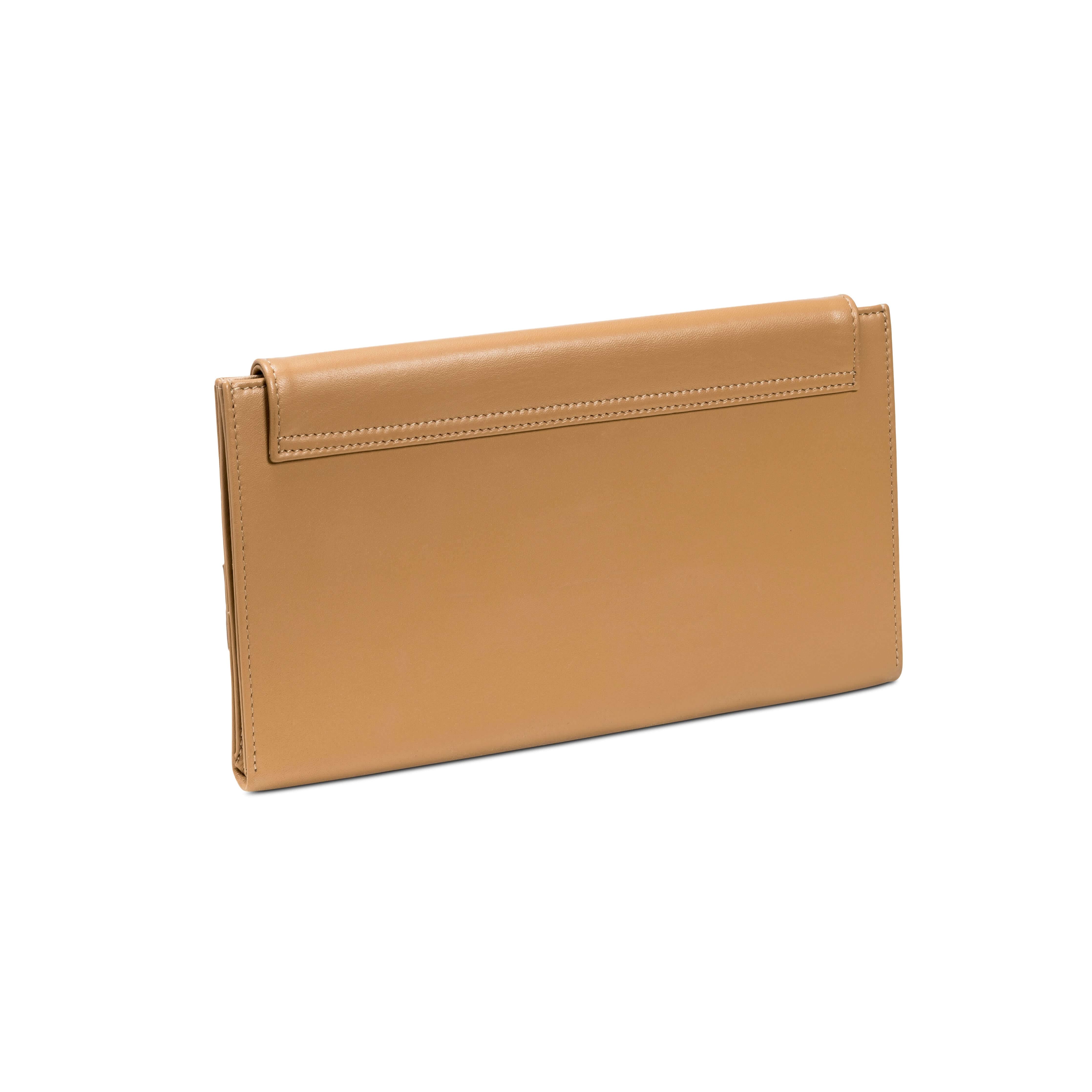 Catena Latte Envelope Clutch: handcrafted Italian leather in chic rectangular shape, perfect for an elegant night out.