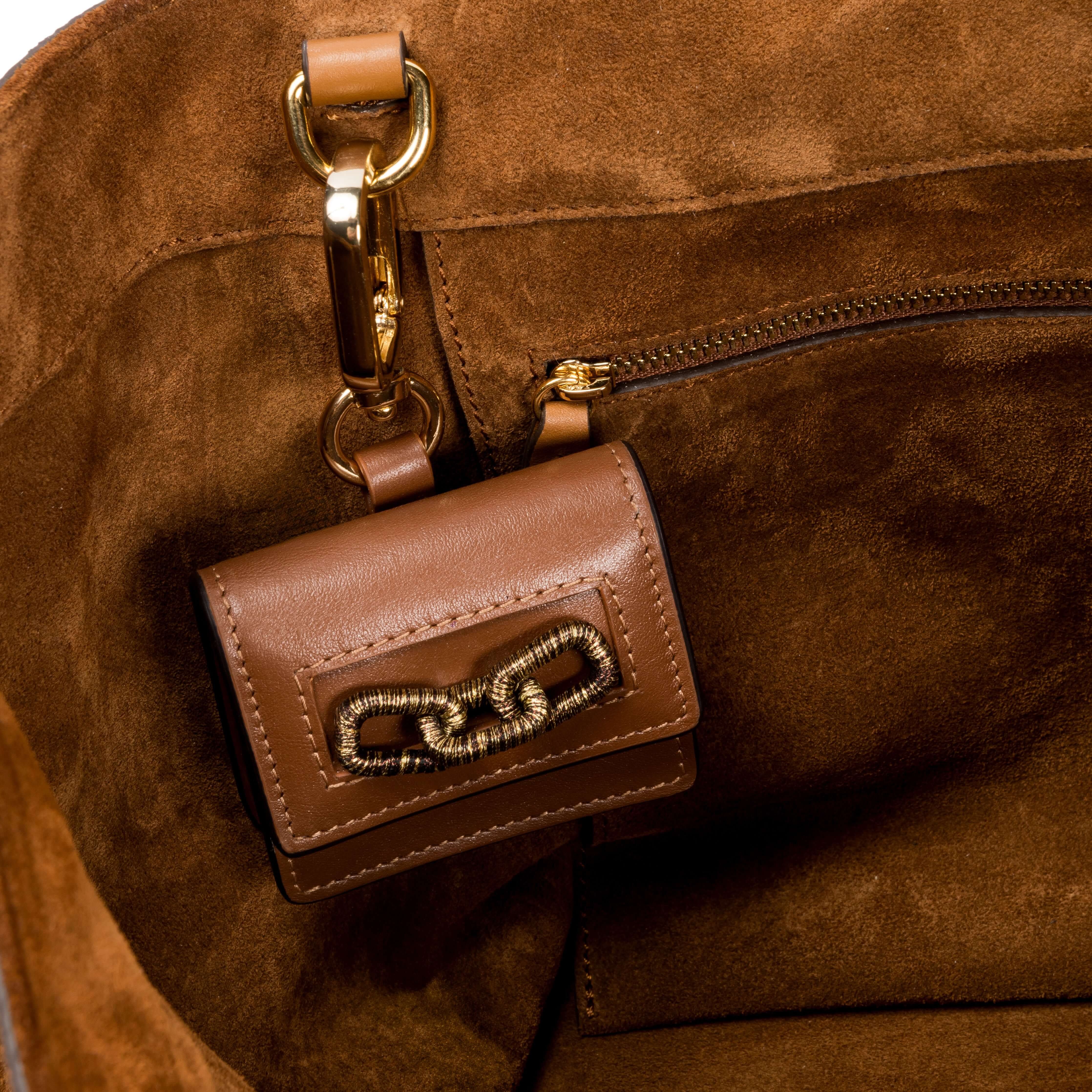 Interior view of Catena Notte Camello handbag showcasing a stylish brown keychain wallet with chain design.