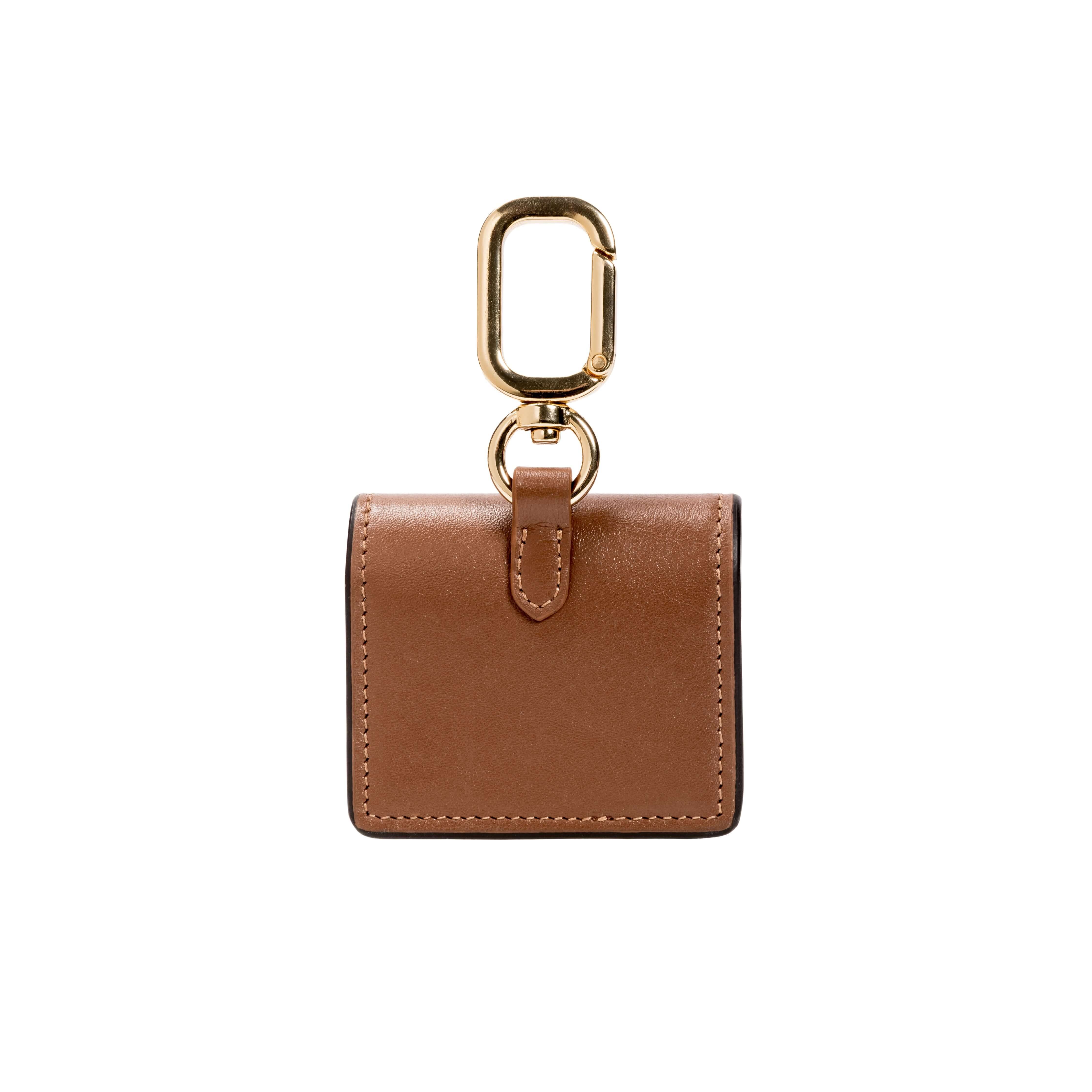 Catena Notte Camello AirPods Case in brown leather with gold keychain clip for stylish convenience.