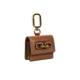 Catena Notte Camello AirPods Case featuring a chic chain detail and golden hardware, perfect for stylish protection.