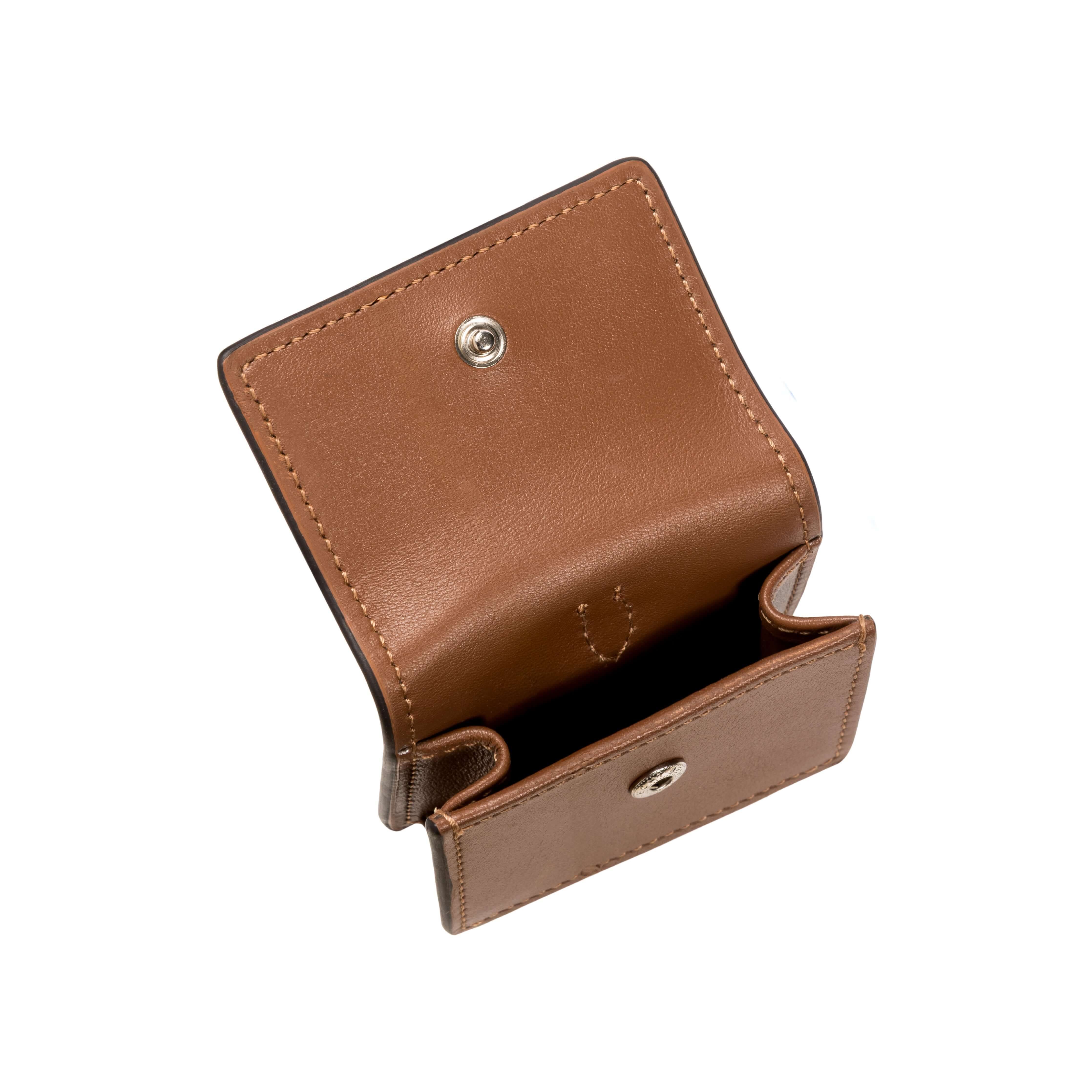 Catena Notte Camello AirPods case, brown leather, open view showing interior storage pockets